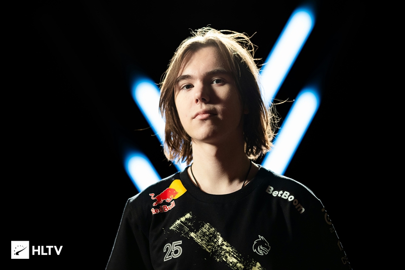 他成为许多 他成为许多