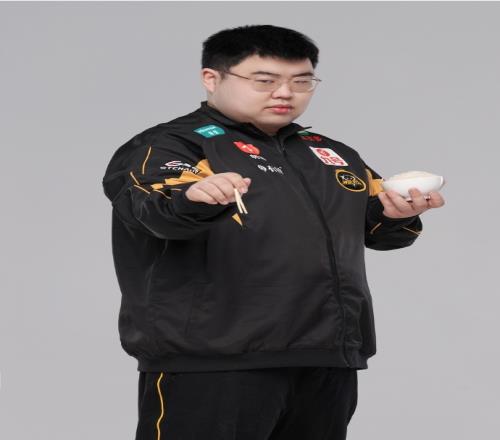因此